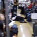 地下鉄の床で寝る人