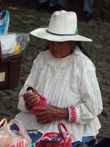 Mujer Mazahua en la feria de Tepotzotlán - Vendor at Tepotzotlan's Fair; Tepotzotlán, Mexico