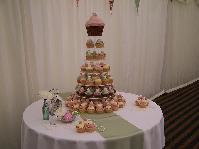 English country garden inspired wedding cupcakes