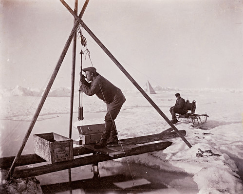 Fridtjof Nansen leser temperaturen fra vannhenteren, 1894