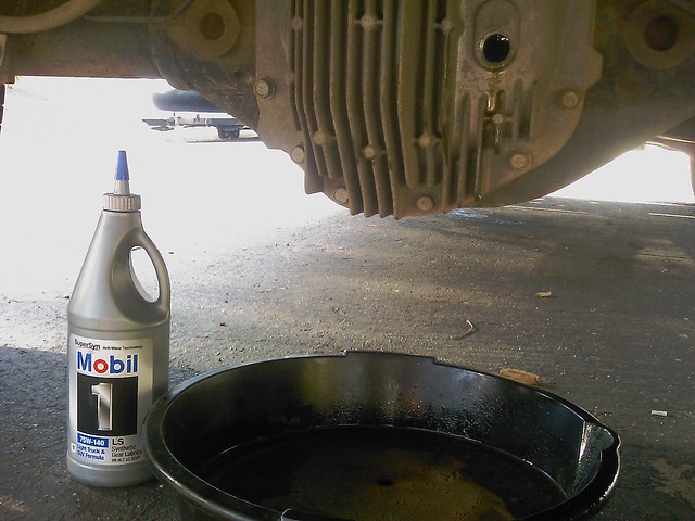 Changing rear differential oil in my 2005 Nissan Titan. Draining the 2006 Nissan Titan Rear Differential Fluid Type