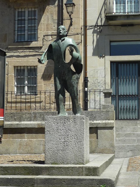 Ourense estatua Otero Pedrayo