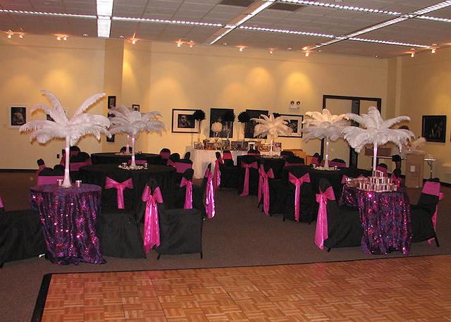Add some elegance to any wedding reception using ostrich feather table 
