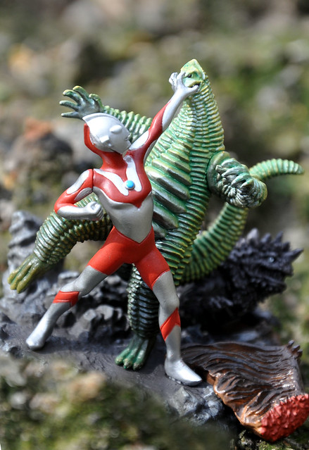 ultraman vs red king coloring pages - photo #12