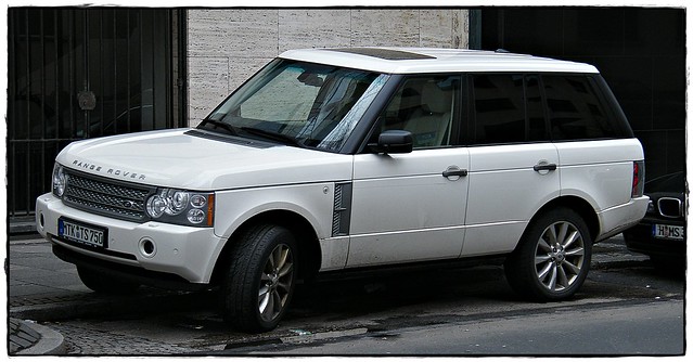 White Range Rover SUV 02 2010