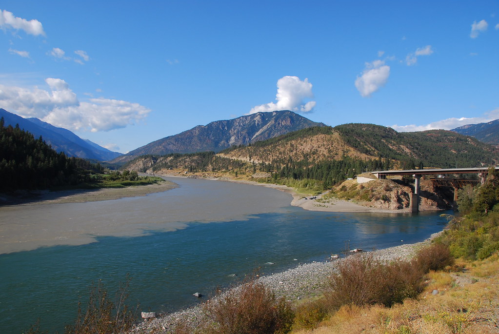 thompson river flowing into fraser river