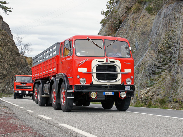 Sfilata camion d'epoca Sestri LevantePasso del BraccoLa Spezia organizzata