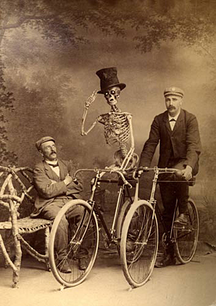 Позитив: скелеты и люди.