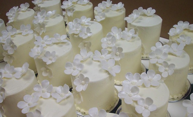 mini wedding cakes Individual wedding cakes for your guests with sugar 