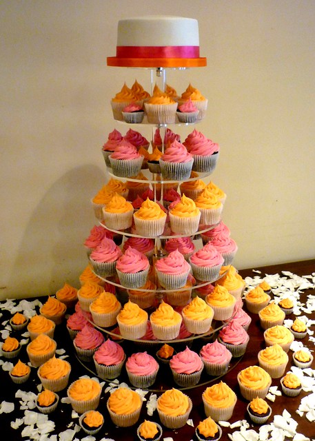 Pink and orange wedding cupcake tower This is a lovely wedding cupcake 