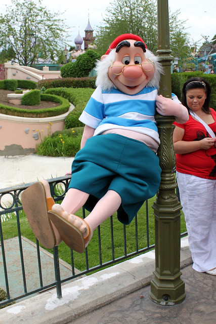 Mr Smee tries to fly like Peter!