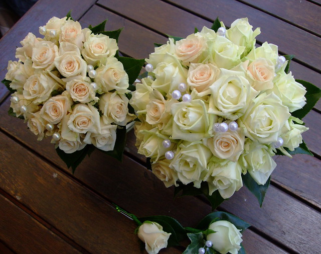 White Rose Wedding Bouquet wwwfbdesigncomau P73 Natural Stem Posy shape 