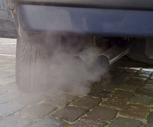 汽車排放廢氣。（照片：eutrophication&hypoxia。）