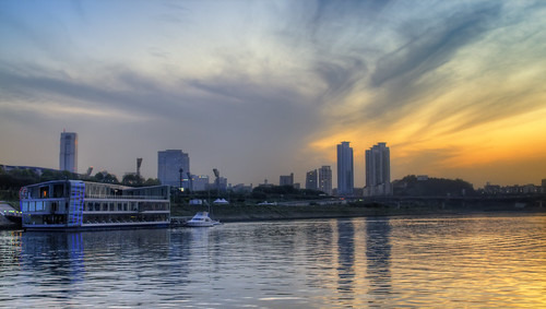 Cruising on the Han River