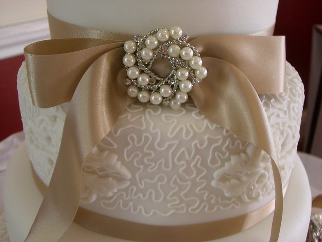 Pearl Brooch on Roses and Cornelli Wedding Cake