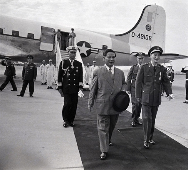 TT Tưởng Giới Thạch đón TT Diệm tại sân bay trong chuyến viếng thăm 5 ngày tại Đài Loan, 22-1-1960