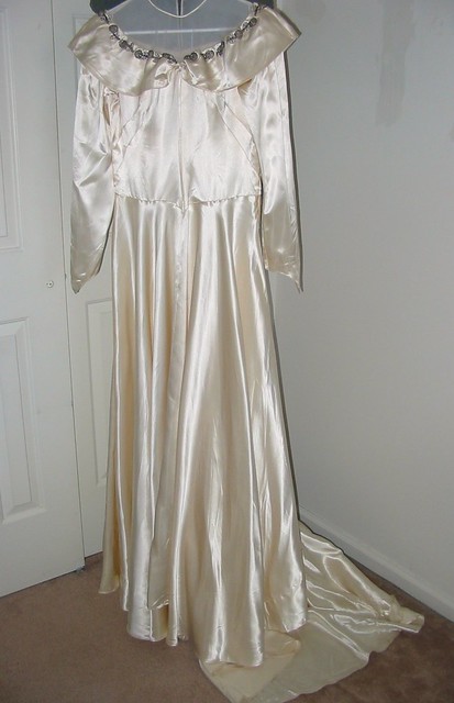 A vintage 1940s wedding dress in wonderful condition 36 bust 28 waist