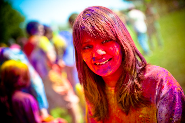 Serunya Festival Lempar Bubuk Warna di India 23