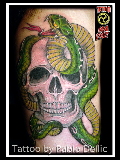 Tatuagem caveira com cobra estilo skateboarder Tattoo by Pablo Dellic