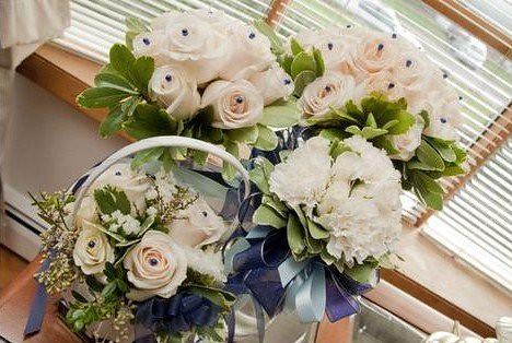 White flowers accented with simple blue pearl pins were the perfect