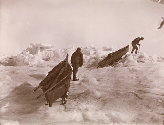 Fridtjof Nansen og Fredrik Hjalmar Johansen trekker kjelkene over den ujevne isen