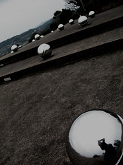 Minamata Memorial　水俣紀念園區。夜間光線會從下面照亮鉻球體，代表被排入灣區甲基汞毒害者的靈魂。（Petchrung (Aey) Sukpong攝）