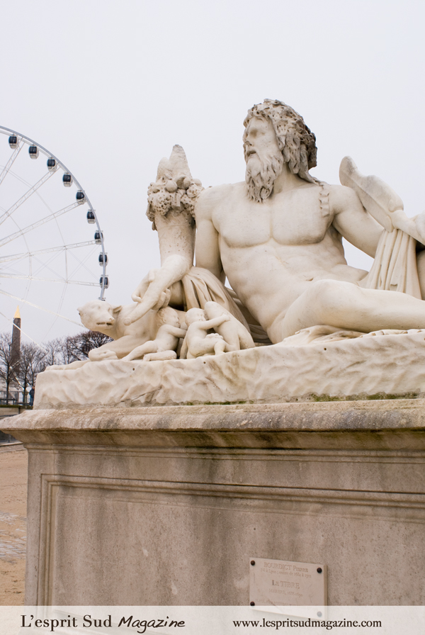 Sculpture on Jardin des Tuileries (Louvre museum)