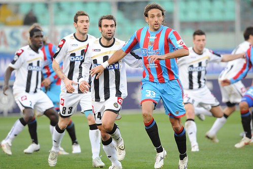 Ciro Capuano in azione contro l'Udinese