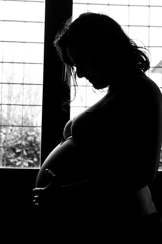 foto in bianco e nero di donna incinta di profilo