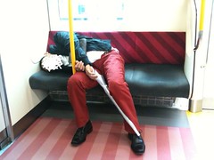 優先席で迷惑なポジションかつ大いびきで寝てる人＠京浜東北線下 り