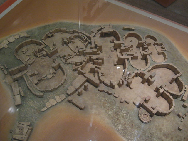 Ogólny plan świątyni w Tarxienie z wyraźnie widocznymi budowlami na rzucie podwójnego owalu.