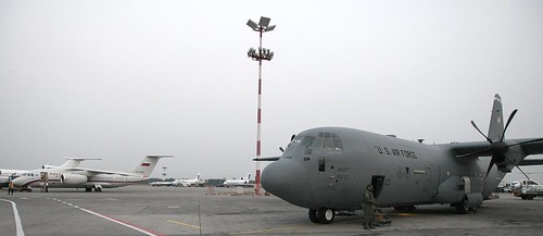 АМР США оставляет замечательное наследие The USAF C-130 aircraft parked at Moscow's Vnukovo airport. Preparations to offload the delivery are underway.
