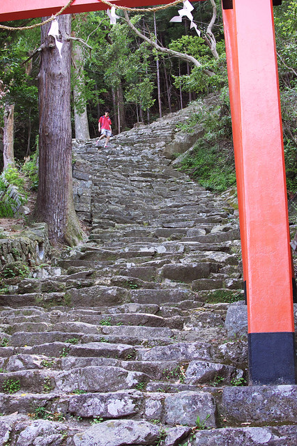 上倉神社の急な石段