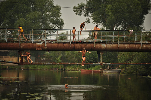 Russian Kids Bridge Jumping