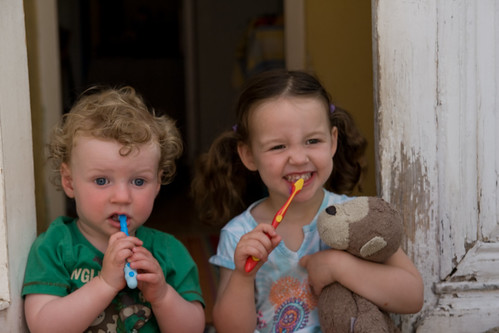 Children cleaning teeth