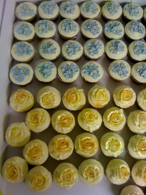 Ting Wu 39s wedding cupcakes 1 gold roses and aqua blue flowers