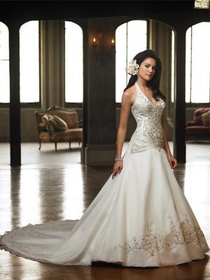 majestical and elegant wedding dress fits this glory hall very much