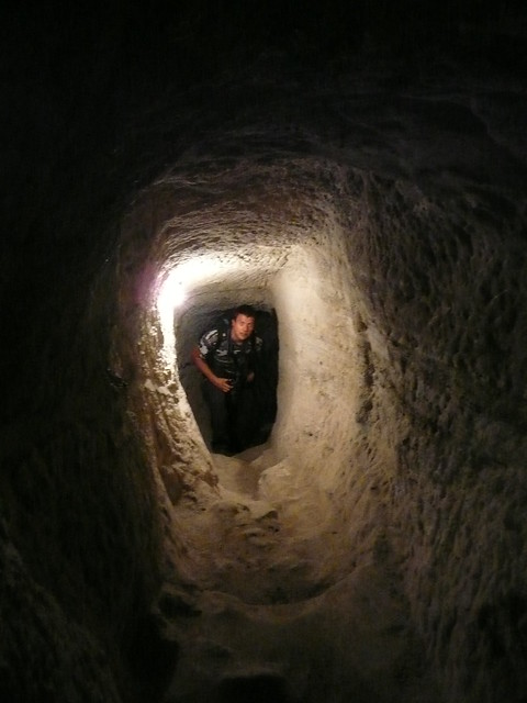 Phil in einem Tunnel (Höhlenkloster Wardzia)
