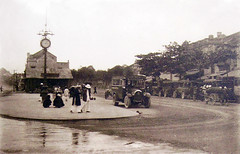 HANOI - Bến xe đò trên Bến Clémenceau, phía trước cột đồng hồ