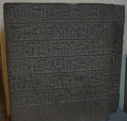 P1020218 Inscription en hiéroglyphes hittites