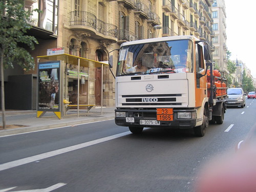 Iveco de repartiment de butà al carrer Balmes de Barcelona