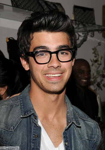 Joe Jonas glasses 6 comment please