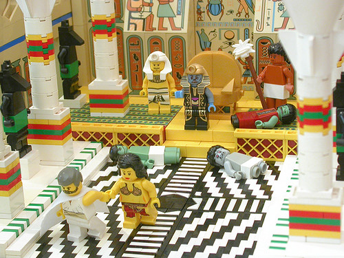 God strikes Pharaoh's family with plagues on account of Sarai