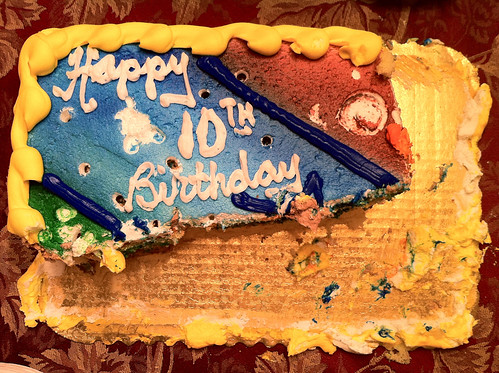 Photo einer Geburtstagstorte auf der 'happy 10th birthday' steht
