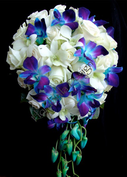 White and Blue Bridal Bouquet wwwfbdesigncomau T34 Teardrop Bridal 