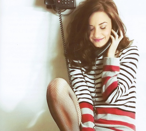 Demi Lovato 2010 Rare photo of her on the phone she is very pretty