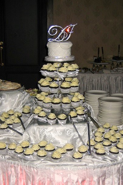 wedding cake cupcakes for the cutest couple ever Their theme was white and 