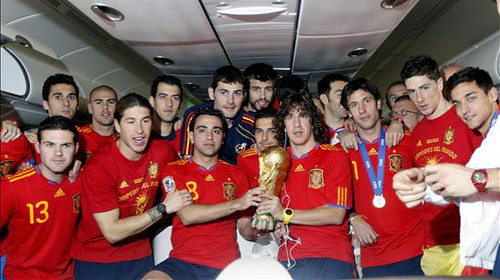 Los jugadores de la selección española de fútbol posan con la Copa del Mundo