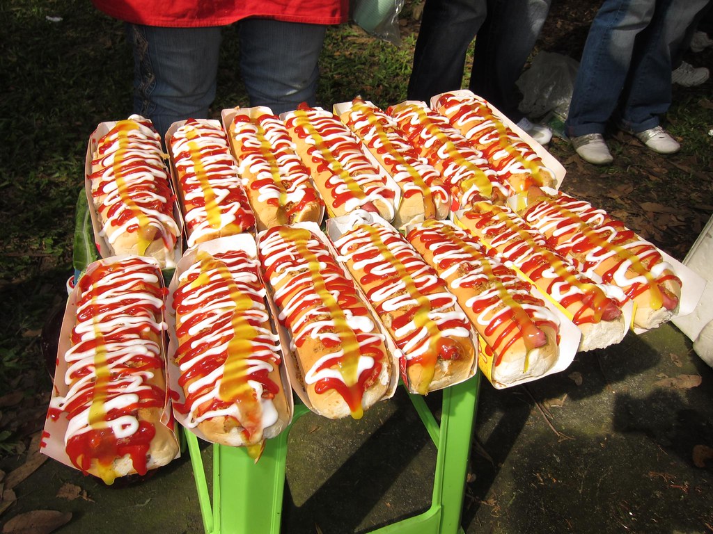 Hot dogs in Colombia are by default smothered with several sauces (salsas), including ketchup, mustard, and mayo.  This makes for a colorful presentation, however they tend to be a lot messier to eat then in the USA where you're in more control of adding the toppings.