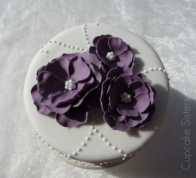 White Violet Wedding III Top cutting cake
